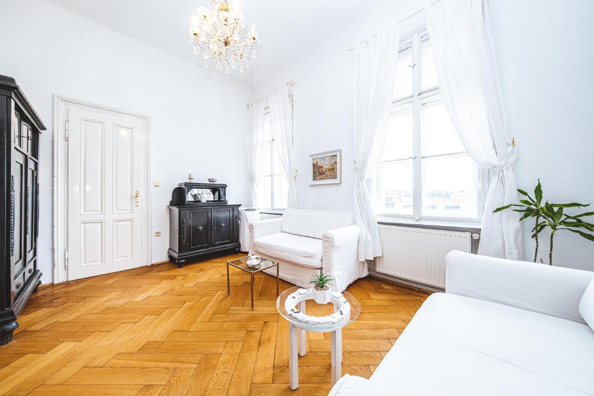 Antique Chic Apartma